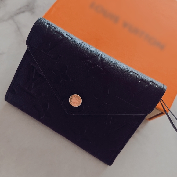 Elegant Black Embossed Wallet - Picture 3 of 3